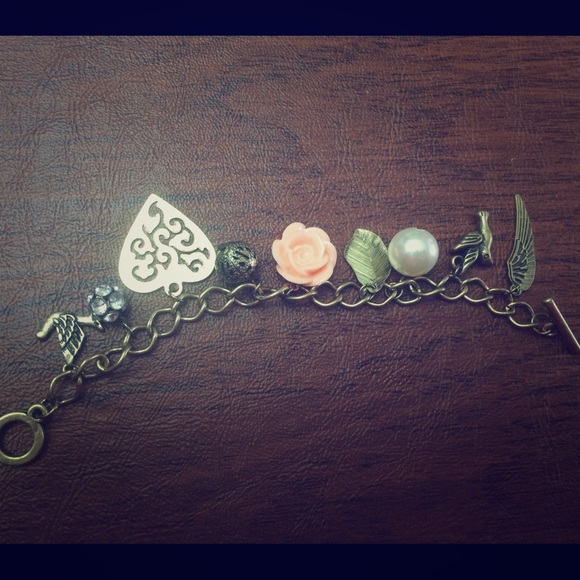 ⛔️SOLD⛔️ Small bronze charm bracelet