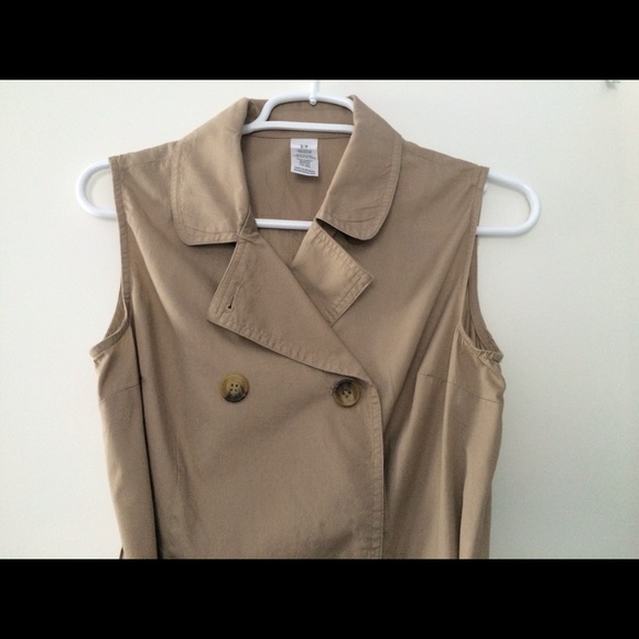 ❎TRADED❎ Sleeveless Collared Top with Belt - Picture 2 of 4