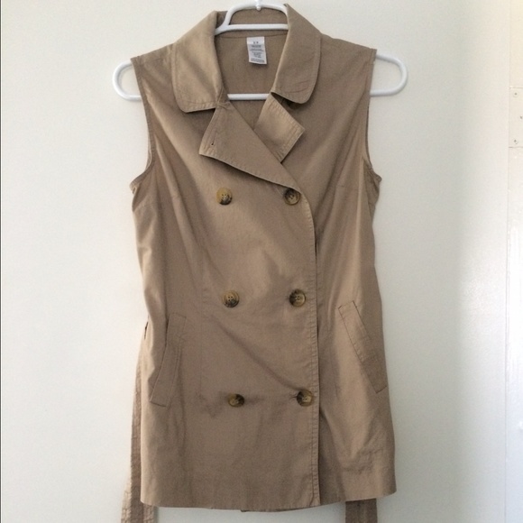 ❎TRADED❎ Sleeveless Collared Top with Belt - Picture 3 of 4