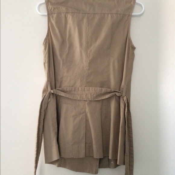 ❎TRADED❎ Sleeveless Collared Top with Belt - Picture 4 of 4