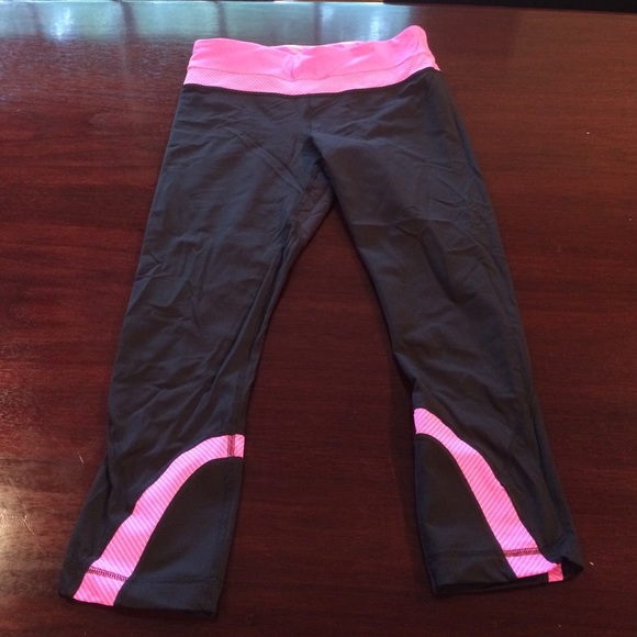 Size 6 lululemon running crop. Hot pink and black
