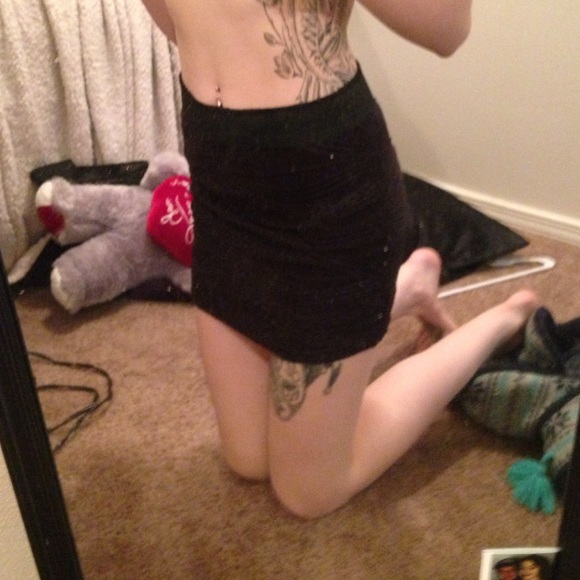 Black pencil skirt - Picture 3 of 3