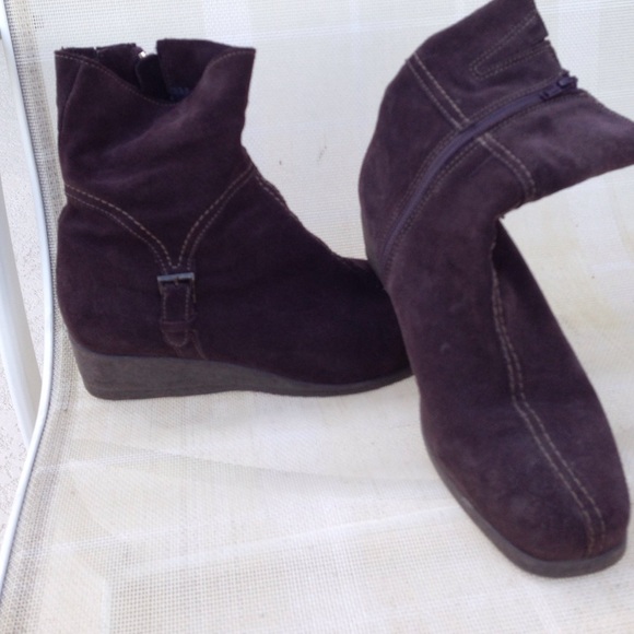 La Canadienne brown suede ankle boots
