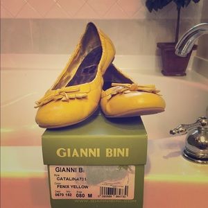 Gianni Bini yellow flats