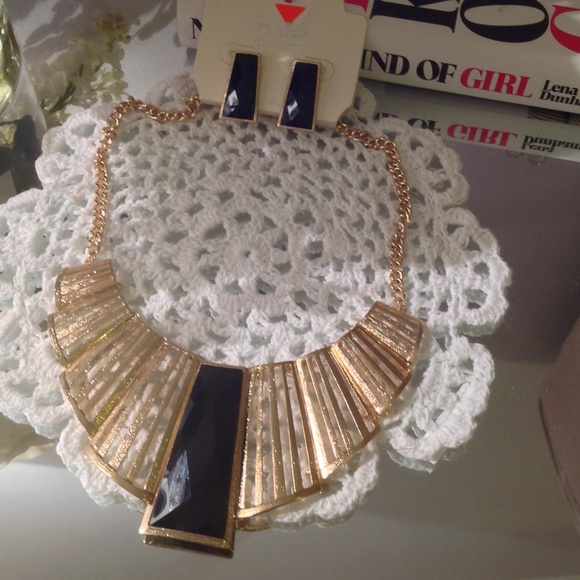 Gold necklace set