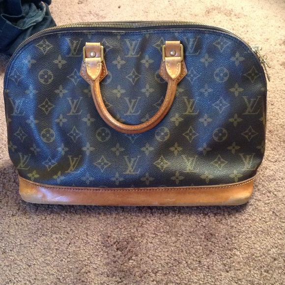 FLASH SALE! Louis Vuitton alma. Authentic