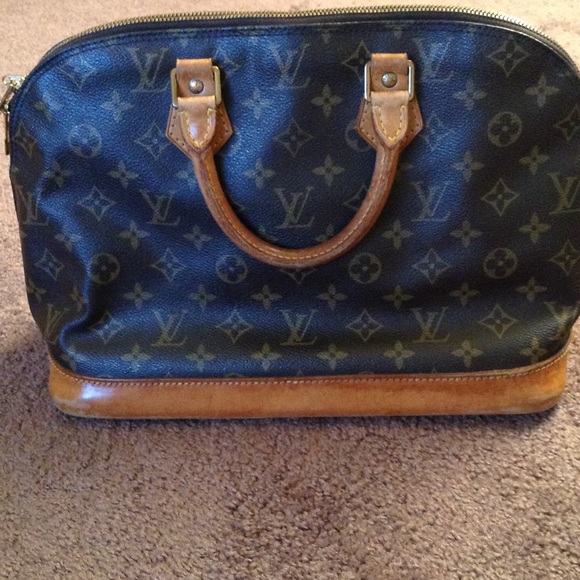 FLASH SALE! Louis Vuitton alma. Authentic