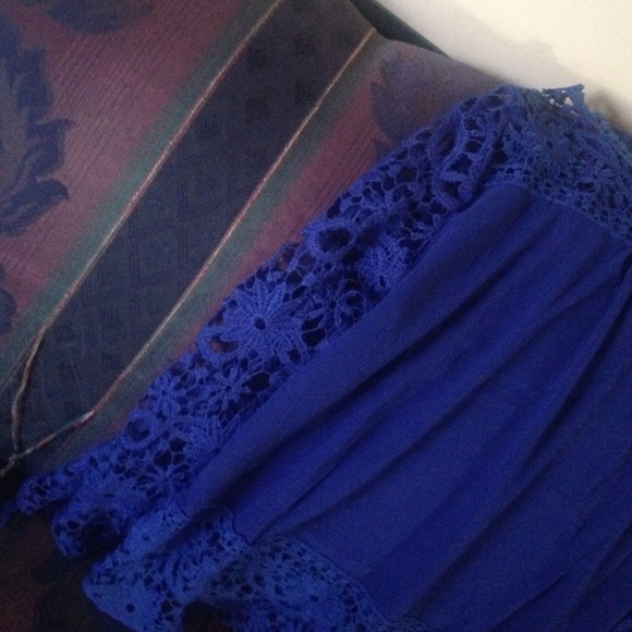 Laced blue shirt - Picture 3 of 3