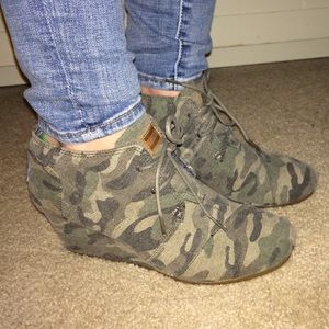 Toms camo wedges