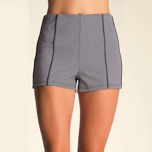 🎉🎉HP 3-22🎉🎉 NWT- bebe high waist zip shorts