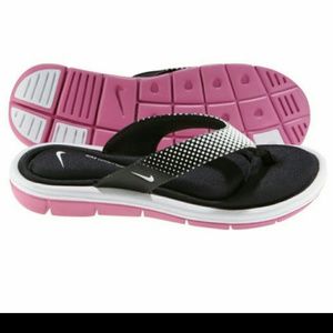 womans nike flip flops