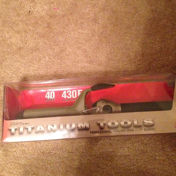 Brand new curling iron