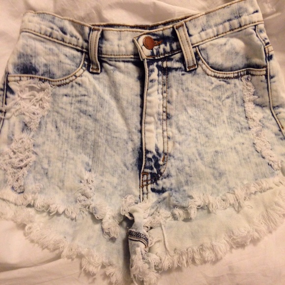 Acid-wash high wasted shorts