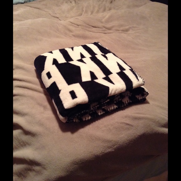 🎉🎉 SOLD🎉🎉Victoria's Secret throw - Picture 4 of 4