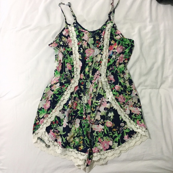 B u n d l e d Threadsence floral romper - Picture 2 of 4