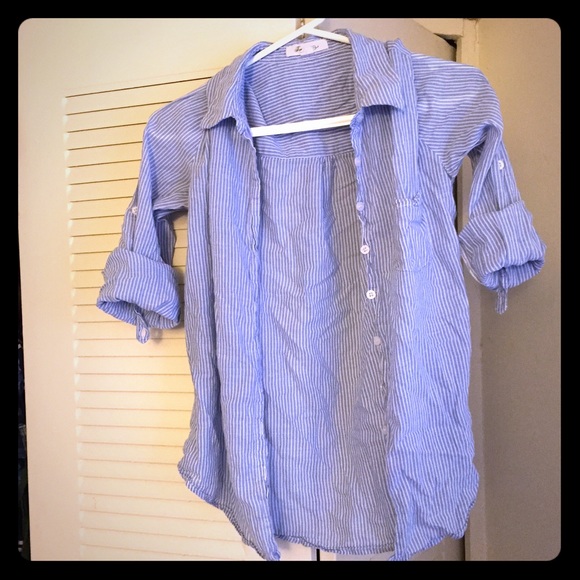 White snd blue striped button up shirt