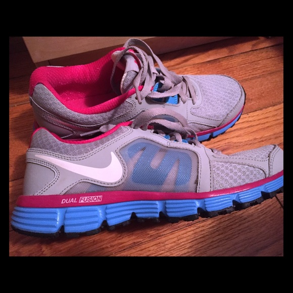 Nike running shoes size 7 - like new!