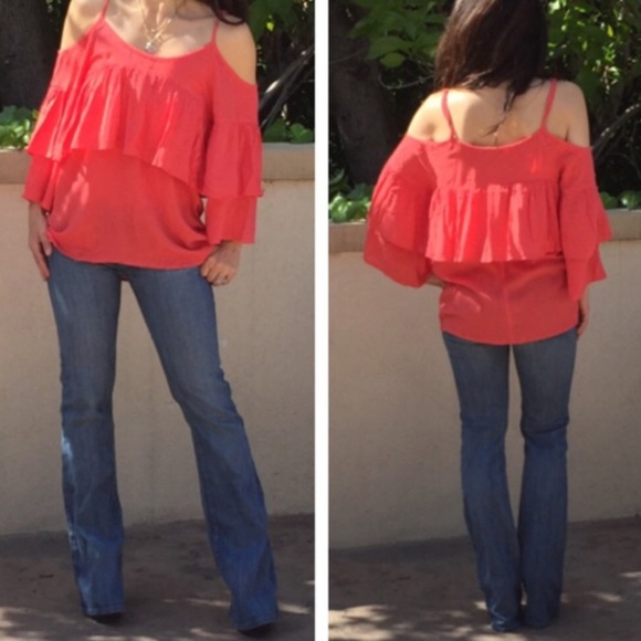 Flouncy bell cut shoulder top SALE - Picture 3 of 4