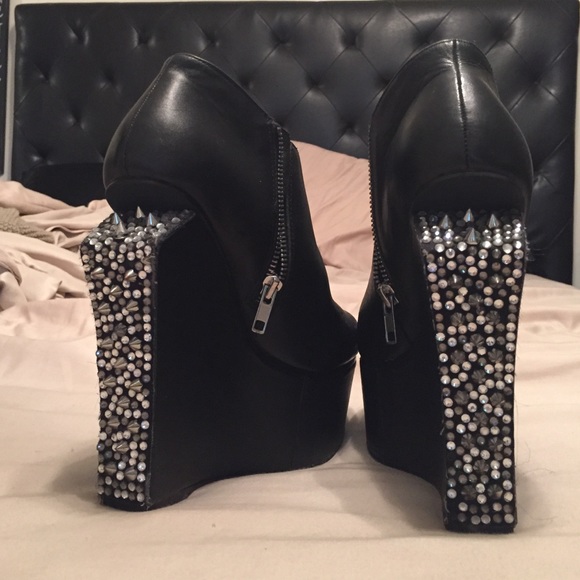 Steve Madden Studded Black Leather Wedges - Picture 2 of 4