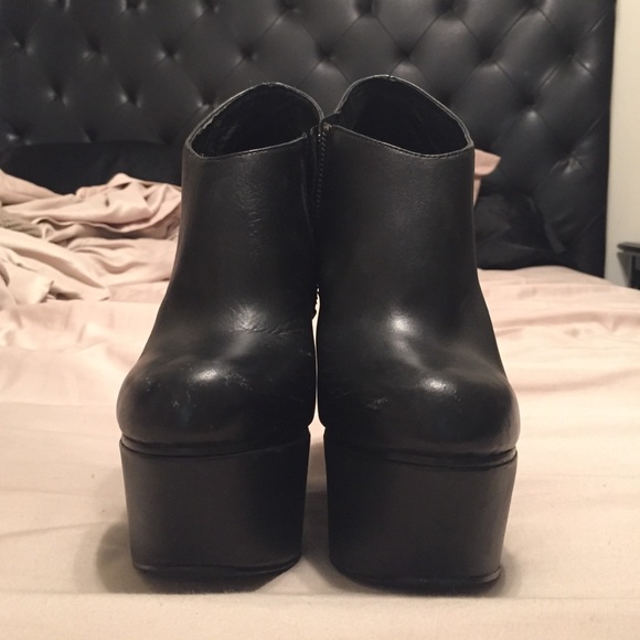 Steve Madden Studded Black Leather Wedges - Picture 3 of 4