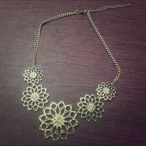 Gold flower necklace with Rhinestones