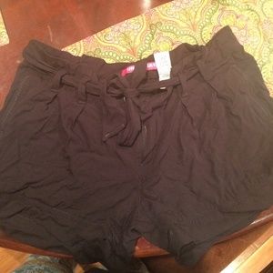 Super cute black shorts! Cinches at the waist!