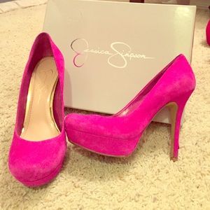 Jessica Simpson sued pumps size 7.5