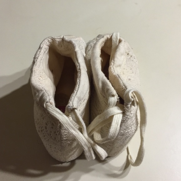 Aldo women's white lace wedge