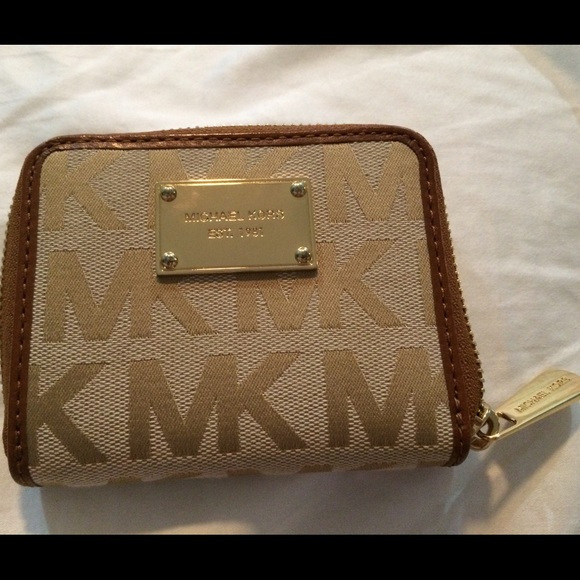 Michael Kors Foldable Signature Jet Set Zip Wallet - Picture 1 of 3