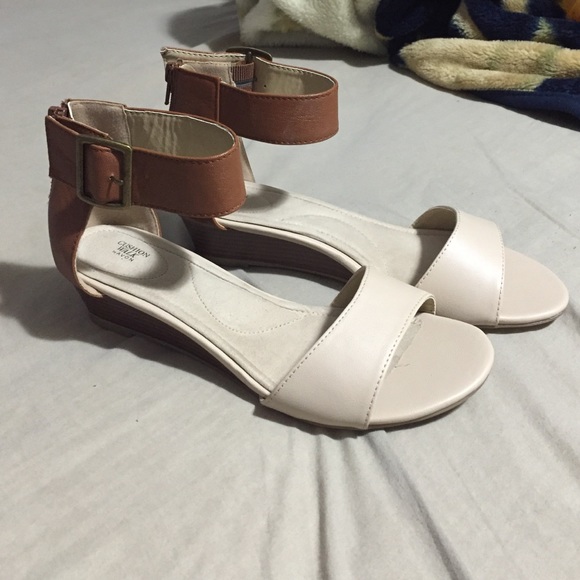 cushion walk silver sandals