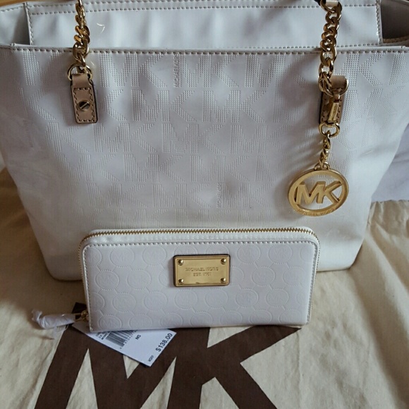 MICHAEL Michael Kors Handbags - ♡♡Micheal Kors Bag & Wallet Set ♡♡Beautiful !