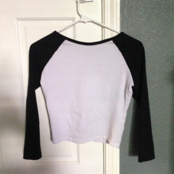BRANDY MELVILLE CROPPED BASEBALL TEE