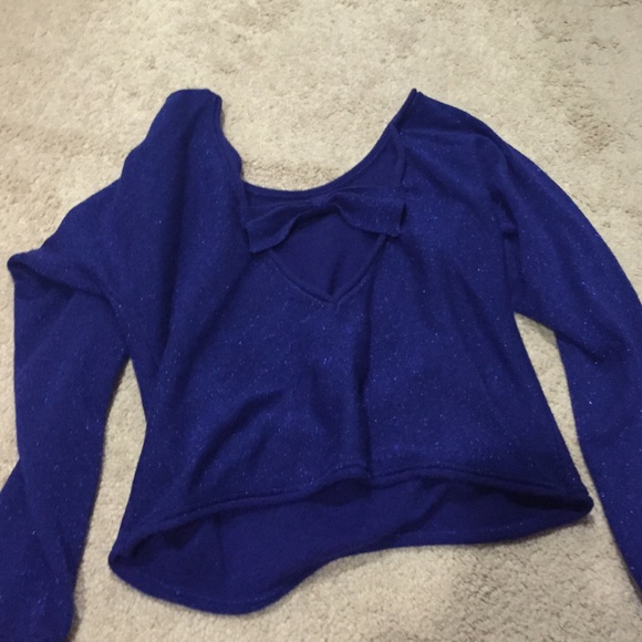 Shimmery bow-back sweater!! 💙💙💙