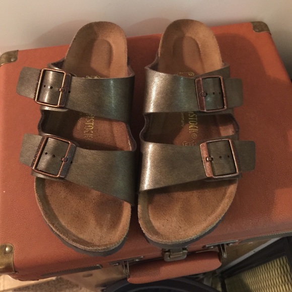 Golden Brown Arizona Birkenstock with the box. 🌻