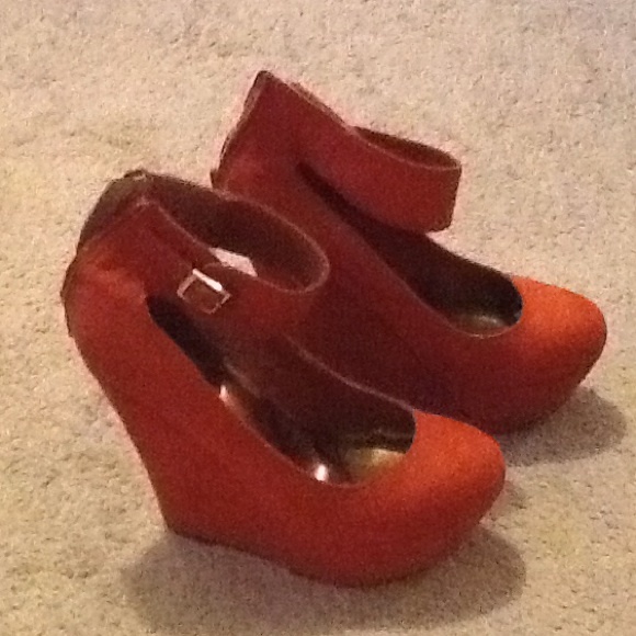Color orange almost red size 6.5