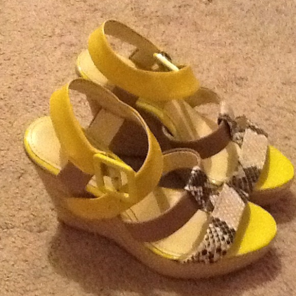 Calvin Klein so pretty yellow, nude size 6 5