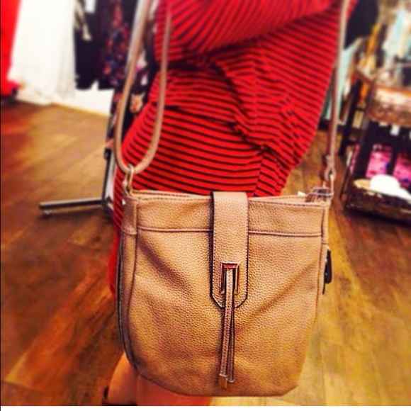 Handbags - Awesome tan cross body bag!!