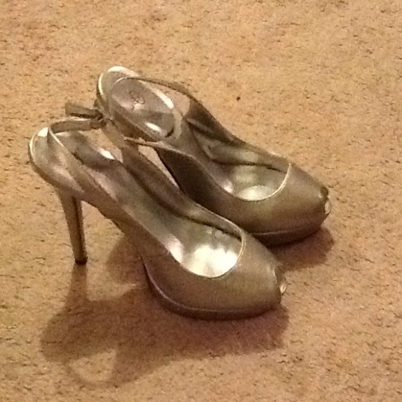 Silver shoes size 7