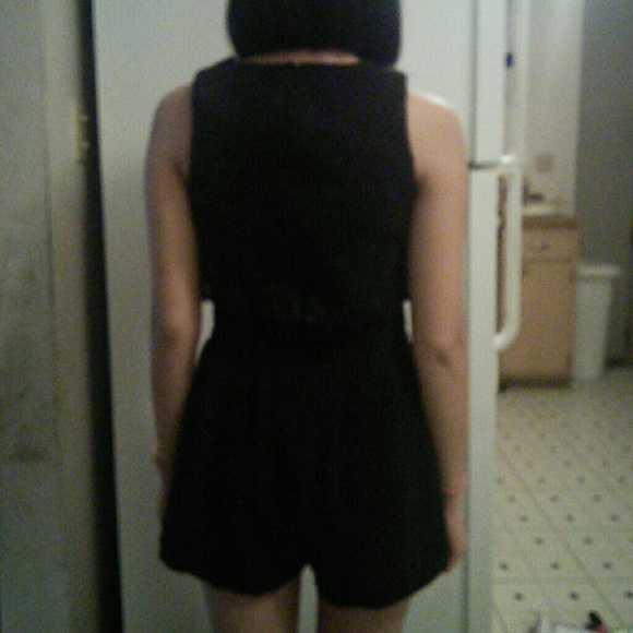 Black romper with laced floral design NWOT - Picture 2 of 2