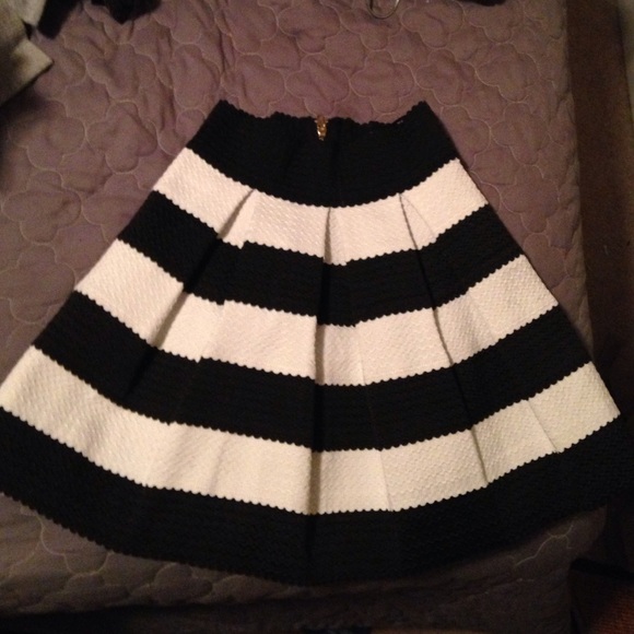 NWT Honey Punch black and white small skirt.