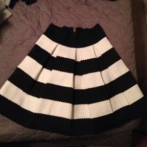 NWT Honey Punch black and white small skirt.