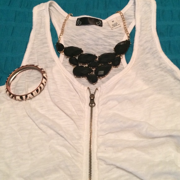 Super CUTE front zipper, razorback white tank!