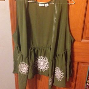 WHITE AND GREEN VEST!💚