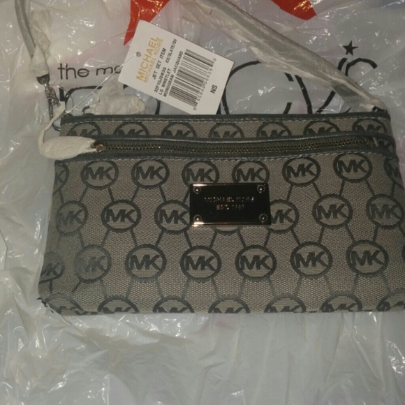 MICHAEL KORS LARGE WRISTLET