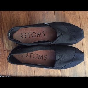 ⚡️Sold on Vinted⚡️TOMS all black size 7