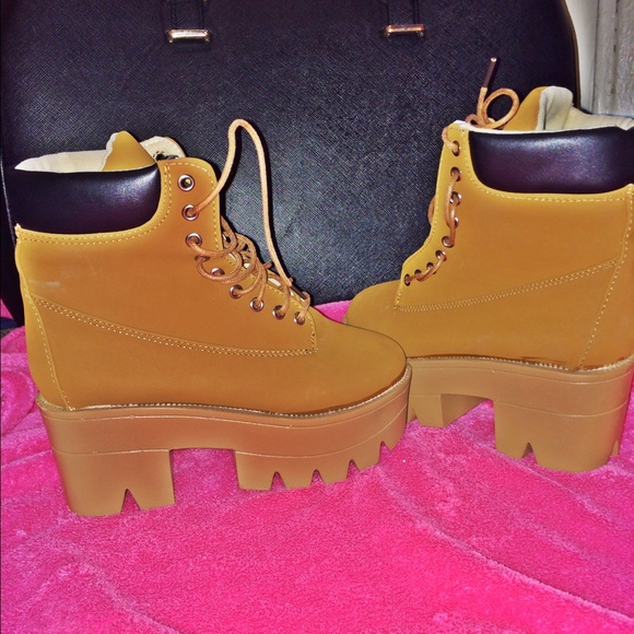 NEW! Flat form 2015 boots😍