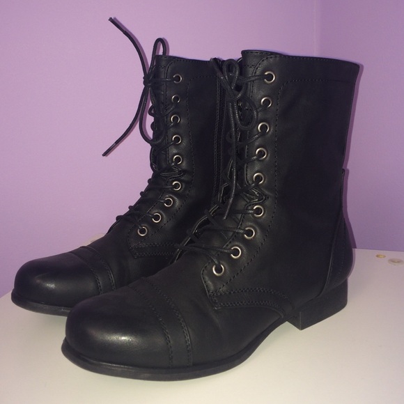 Size 9! Black Madden Girl combat boots!