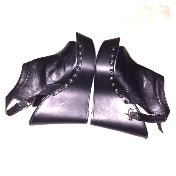 Black sandal wedge