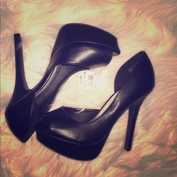 Peep toe black heel with side cut