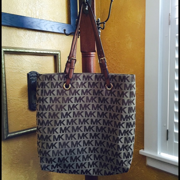 Michael Kors Signature Jet Set Tote - MK Jaquard